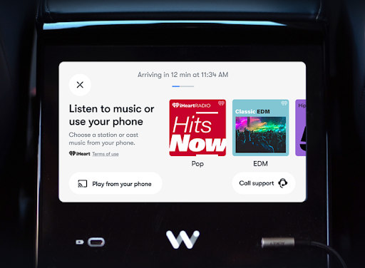 显示音乐选择屏幕的车载中控台